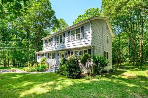 80 Surrey Rd, Stamford, CT 06903-3213