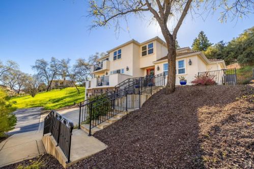 2054 Zinfandel Ct, Vacaville CA  95688-2829 exterior