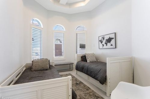 9045 Shenendoah Cir, Naples FL 34113-1663 exterior