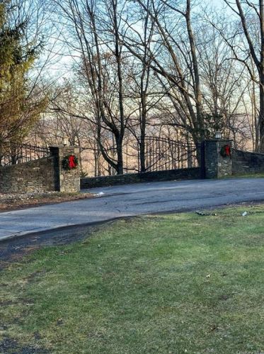 10 Kris Korner Dr, Marlborough NY  12542-5805 exterior