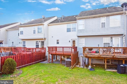 211 Frazer Dr, Purcellville VA  20132-5807 exterior