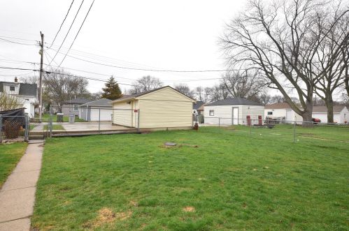 3329 89, Milwaukee WI 53227-4525 exterior