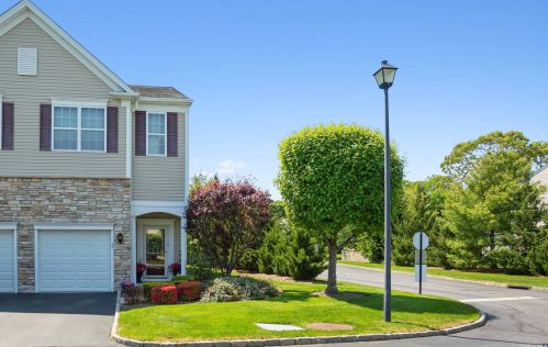22 Sugar Pine Ln, Bayshore, NY 11706-5870