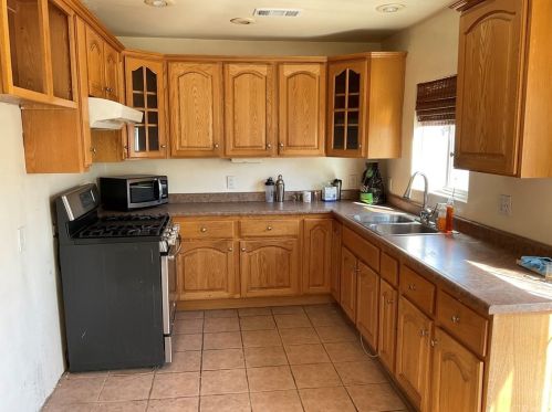 180 Cedar Turn, Long Beach, CA 90805-4030