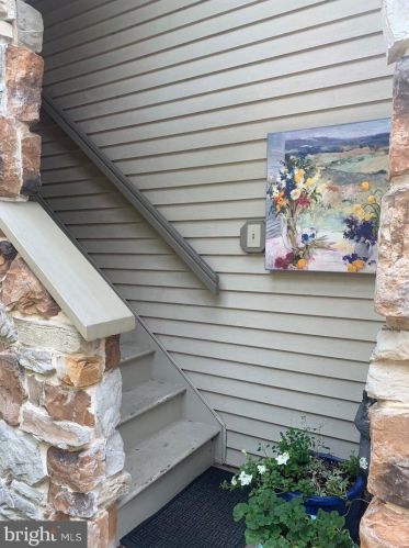 242 Greenview Dr, Lancaster, PA 17601-1005