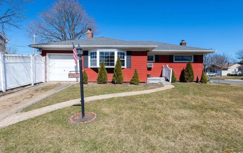 2171 Paddock Rd, Seaford, NY 11783-2439