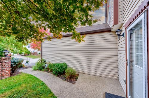 1468 Yorktown Dr, Lawrence, PA 15055-1033