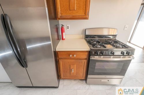 109 Sharon Garden Ct, Woodbridge NJ  07095-4308 exterior