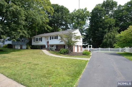 13 Massasoit Trl, Oakland, NJ 07436-4016