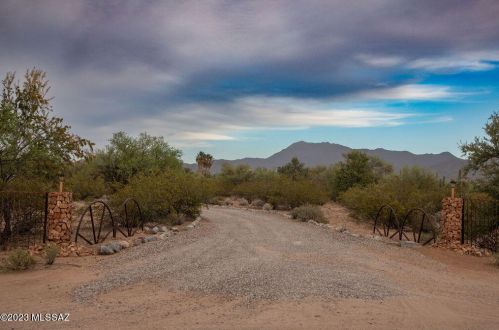 5302 Sanders Rd, Tucson, AZ 85743-9738