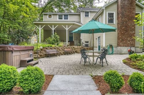 15 Danbury Cir, Amherst NH  03031-2016 exterior