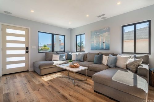 2709 Robinson St, Redondo Beach, CA 90278-1746