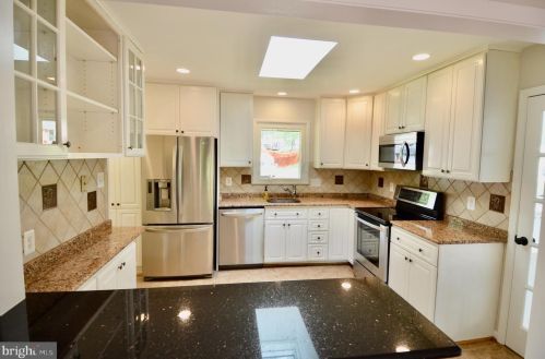 8528 Kentford Dr, Springfield, VA 22152-3243