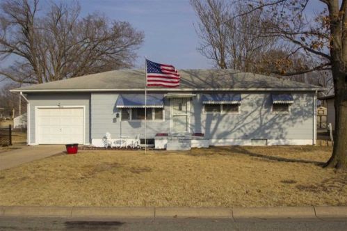 1004 Poplar St, Newton, KS 67114-4646
