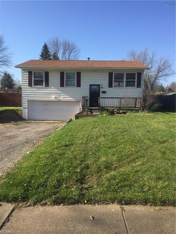 698 Beverly Hills Dr, Youngstown, OH 44505-1118