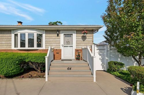 64 Lafayette Rd, Babylon, NY 11704-5619