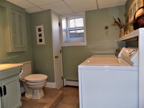 282 Hayden Sta Rd, Windsor CT 06095-1407 exterior