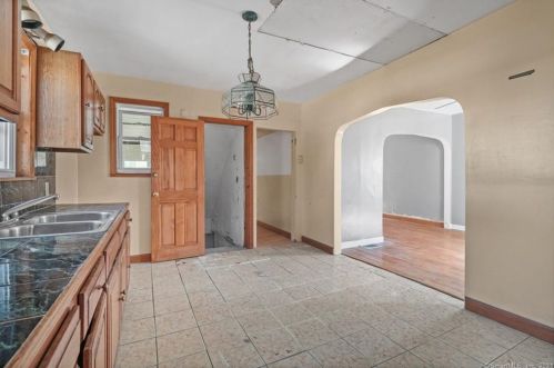 289 Carroll Ave, Bridgeport CT  06607-1801 exterior