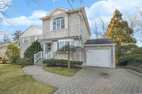 127 Bengeyfield Dr, Williston Park, NY 11596-1401