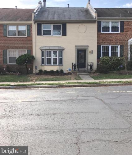 8447 Lakinhurst Ln, Springfield VA  22152-1716 exterior