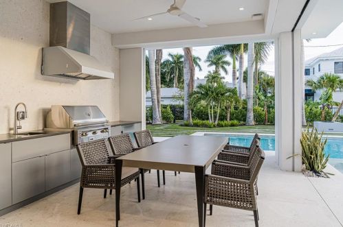 376 1st Ave, Naples FL  34102-5905 exterior