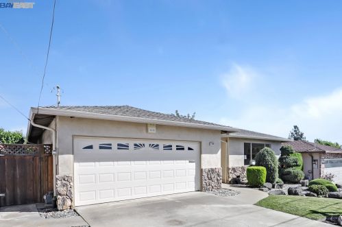 17880 Apricot Way, Hayward, CA 94546-2325