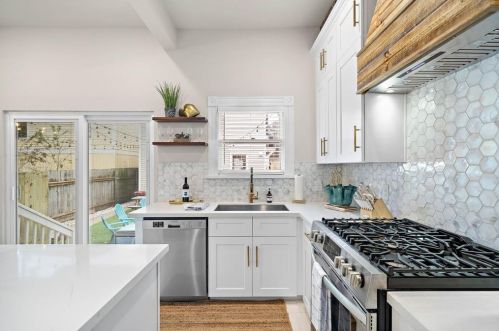 1021 Sealy St, Galveston TX 77550-3813 exterior