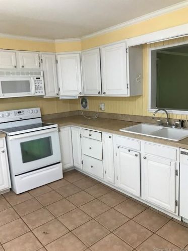 19 Woods Rd, Bloomfield CT  06002-1120 exterior