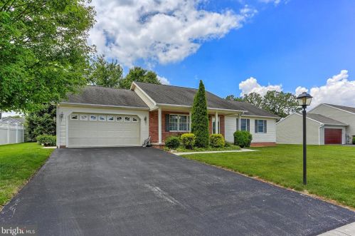 1662 Thomas Ln, Hanover, PA 17331-8129