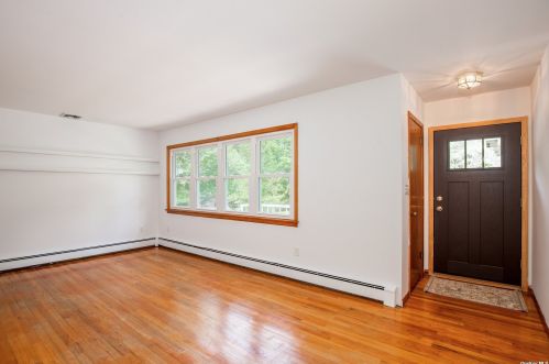 83 Hempstead Dr, Scotts Beach, NY 11789-3136