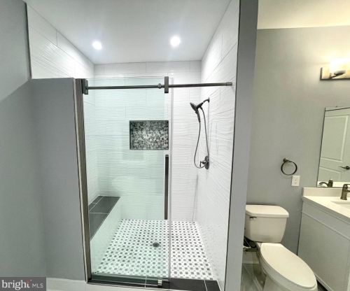 6912 Westlawn Dr, Falls Church VA  22042-2653 exterior