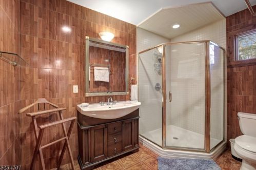 12 Robinwood Dr, West Paterson NJ  07424-2320 exterior