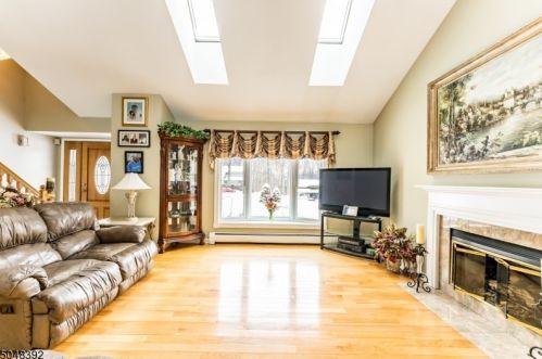 20 Lynn Dr, Andover, NJ 07821-3503