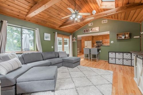 12 Whitewood Dr, Huntington CT 06484-5028 exterior