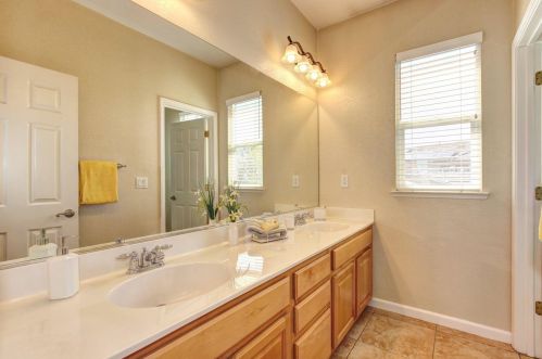 5616 Mingee Way, Elk Grove CA  95757-1647 exterior