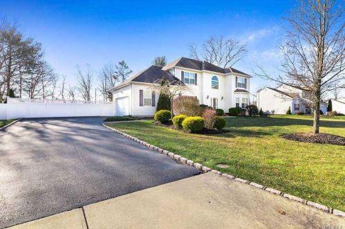 10 Brittany Ct, Panamoka, NY 11961-3124