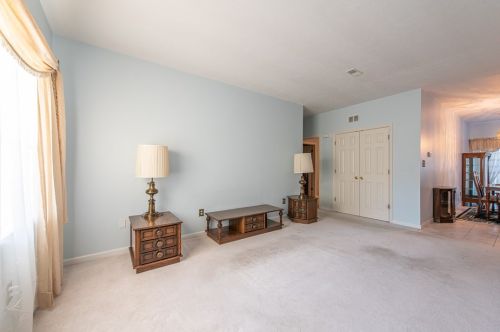61 David Dr, New Kensington, PA 15068-9711