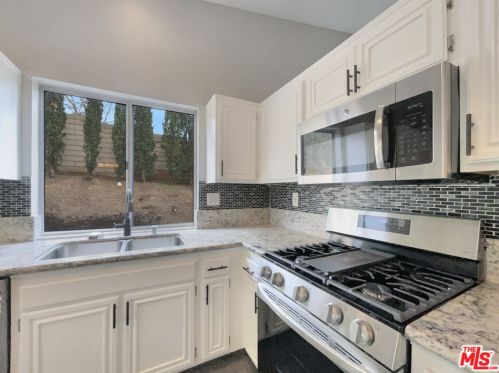 27769 Kristin Ln, Santa Clarita CA  91350-4325 exterior