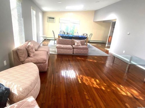 258 Steamboat Rd, Great Neck NY  11024-1634 exterior