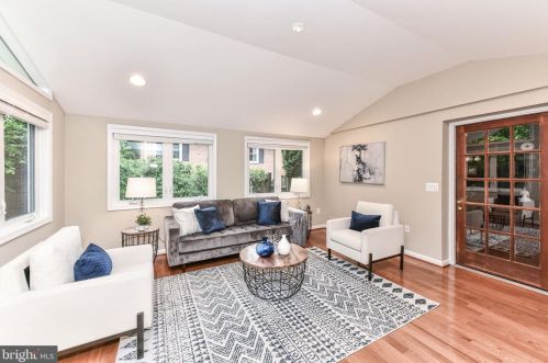 3027 Crane Dr, Falls Church VA  22042-3004 exterior