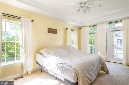 7100 Little Thames Dr, Gainesville VA  20155-4049 exterior