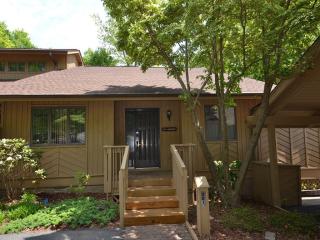 301 White Oak Dr, Hendersonville, NC 28791-2934