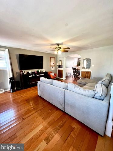 6339 Elmhurst St, Philadelphia PA 19111-5804 exterior