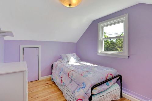 121 Clinton Ave, North Lindenhurst NY  11757-4127 exterior