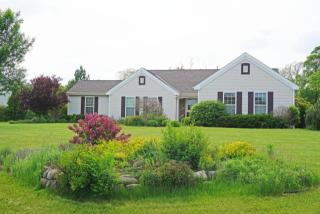 237 Zeck Ct, Dousman, WI 53118-8815