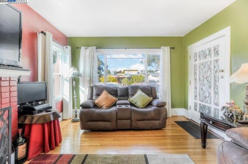 2708 Humboldt Ave, Oakland CA  94602-3635 exterior