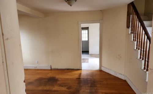 38 Crescent Pl, Middletown NY  10940-5627 exterior