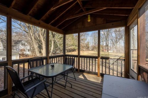 35 Montfort Rd, New Hamburg NY  12590-3520 exterior