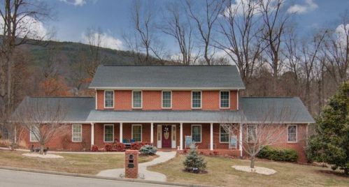 1907 Carleton Dr, Salem, VA 24153-1768