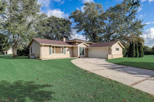 6118 Twin Oak Dr, Greendale WI  53129-2662 exterior